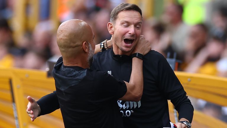 Pep Guardiola abrazó al entrenador asistente Pep Lijnders después de que Man City anotó antes de los lobos