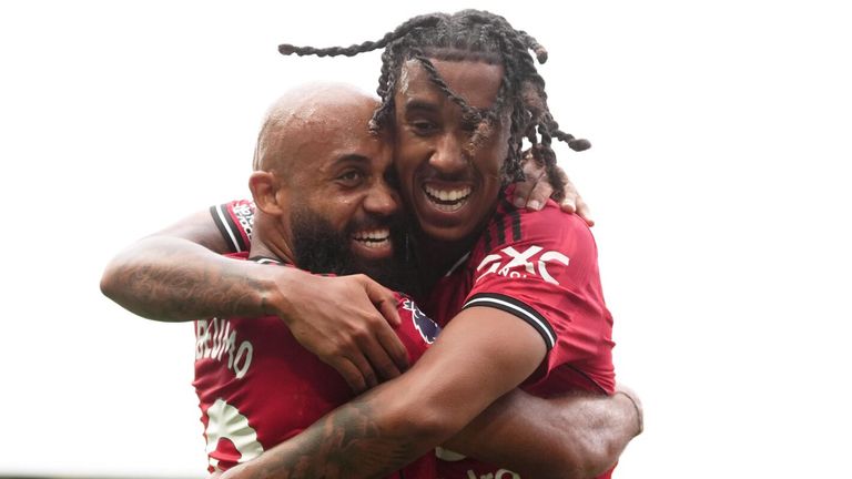 Lenny Yoro celebra con Bryan Mbeumo después de que su encabezado se desvía hacia la red de Fulham por Rodrigo Muniz