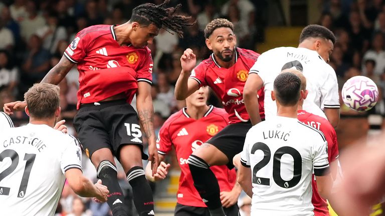 El encabezado de Lenny Yoro se desvía en la red de Fulham en la parte posterior de Rodrigo Muniz
