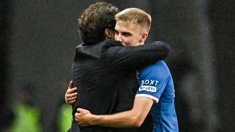 El entrenador en jefe de los Rangers, Russell Martin, abrazó a Oliver Antman cuando fue reemplazado contra Viktoria Plzen