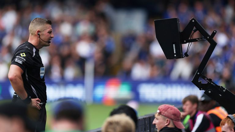 El árbitro Robert Jones revisa la pantalla VAR en Stamford Bridge (AP Photo/Ian Walton)