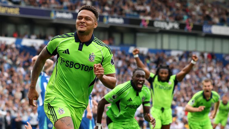 Rodigo Muniz celebra después de anotar un ecualizador de tiempo de lesión para Fulham
