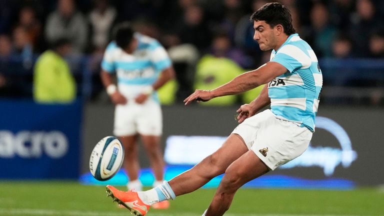 Argentīnas Los Pumas Santjago Carreras regbija čempionāta mačā Buenosairesā, Argentīnā, sestdien, 2025. gada 23. augustā. (AP Photo/Gustavo Garello) sodu pret Jaunzēlandes “All Blacks”.
