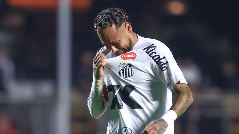 SP - SAO PAULO - 08/17/2025 - BRAZILIAN A 2025, SANTOS x VASCO - Santos player Neymar cries after the match against Vasco at the Morumbi stadium for the Brazilian A 2025 championship. Photo: Marcello Zambrana/AGIF