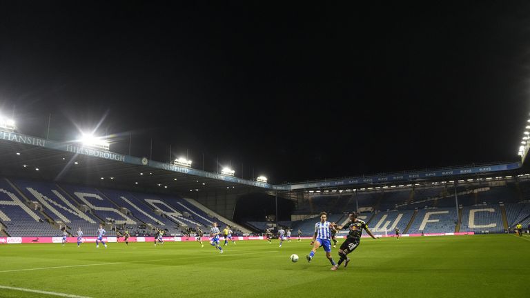 O Sheffield Wednesday jogou diante de uma multidão escassa durante o jogo da Carabao Cup contra o Leeds, enquanto os torcedores protestavam contra Dejphon Chansiri