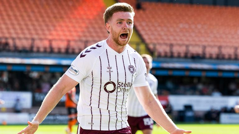 Stuart Findlay celebra después de anotar para convertirlo en 3-2 en un corazón