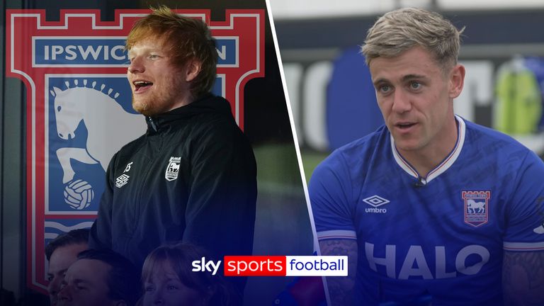 Ipswich's Sam Szmodics atgādina dienu, kad viņš guva virs galvas Tottenham, pēc tam svinēja kopā ar dziedātāju un traktora zēnu līdzjutēju Edu Šeeranu.