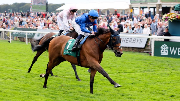 Traineira montada por William Buick a caminho da vitória da Weatherbys Lonsdale Cup