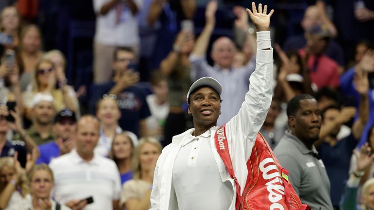 Venus Williams, degli Stati Uniti, ondeggia ai fan dopo essere stata sconfitta da Karolina Muchova, della Repubblica Ceca, durante il primo turno 