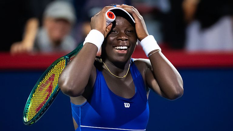 Canadá Victoria Mboko duda y celebra después de vencer a la mejor semilla de Montreal, Coco Goff