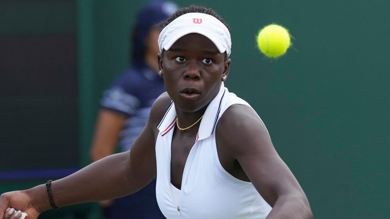 Viktorija Mboko no Kanādas viņu pirmās kārtas mačā Vimbldonas tenisa čempionātos Londonā, otrdien, 20125. gada jūlijā. (AP Photo/Dave Shopland)