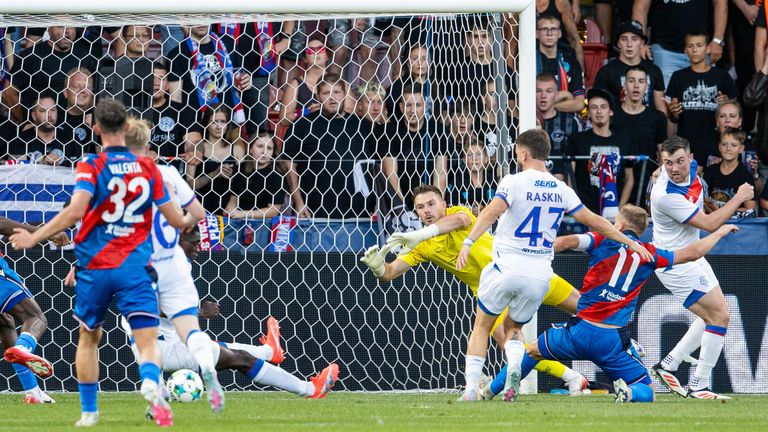 Plazen, República Checa - 12 de agosto: Rafiu Durosinmi (L) de Victoria Plazen durante la tercera ronda de la UEFA Champions League, durante el partido de vuelta, Victoria Plazen y Rangers el 12 de agosto de 2025, Plazen, Sichin, Sichin, Sichin, Sichin, Sichin, Sichin, Sichin. Hace 1-0. (Foto de Alan Harvey / Group)