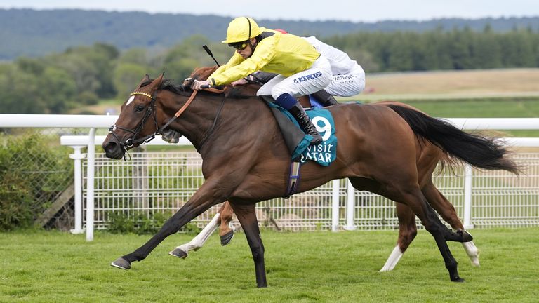 Waardah, kuru vada žokejs Callum Rodriguez, ceļā uz uzvaru Lillie Langtry pie krāšņās Goodwood