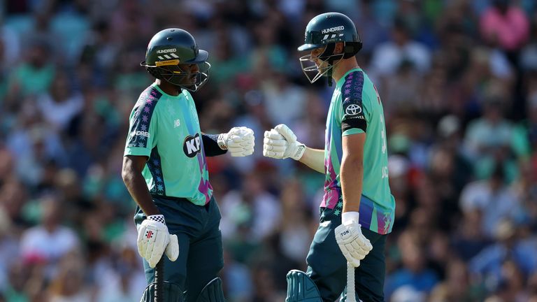 Londres, Inglaterra - 09 de agosto: Tawanda Muyeye de Oval Invincibles felicita a la compañera de equipo Will Jacks después de llegar a su medio siglo Dur