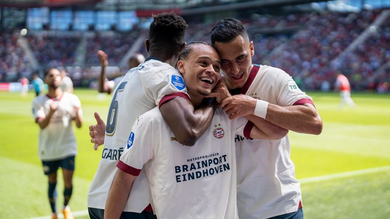 Xavi Simons celebró sus dos primeros goles contra AZ Alkmaar contra PSV en mayo de 2023