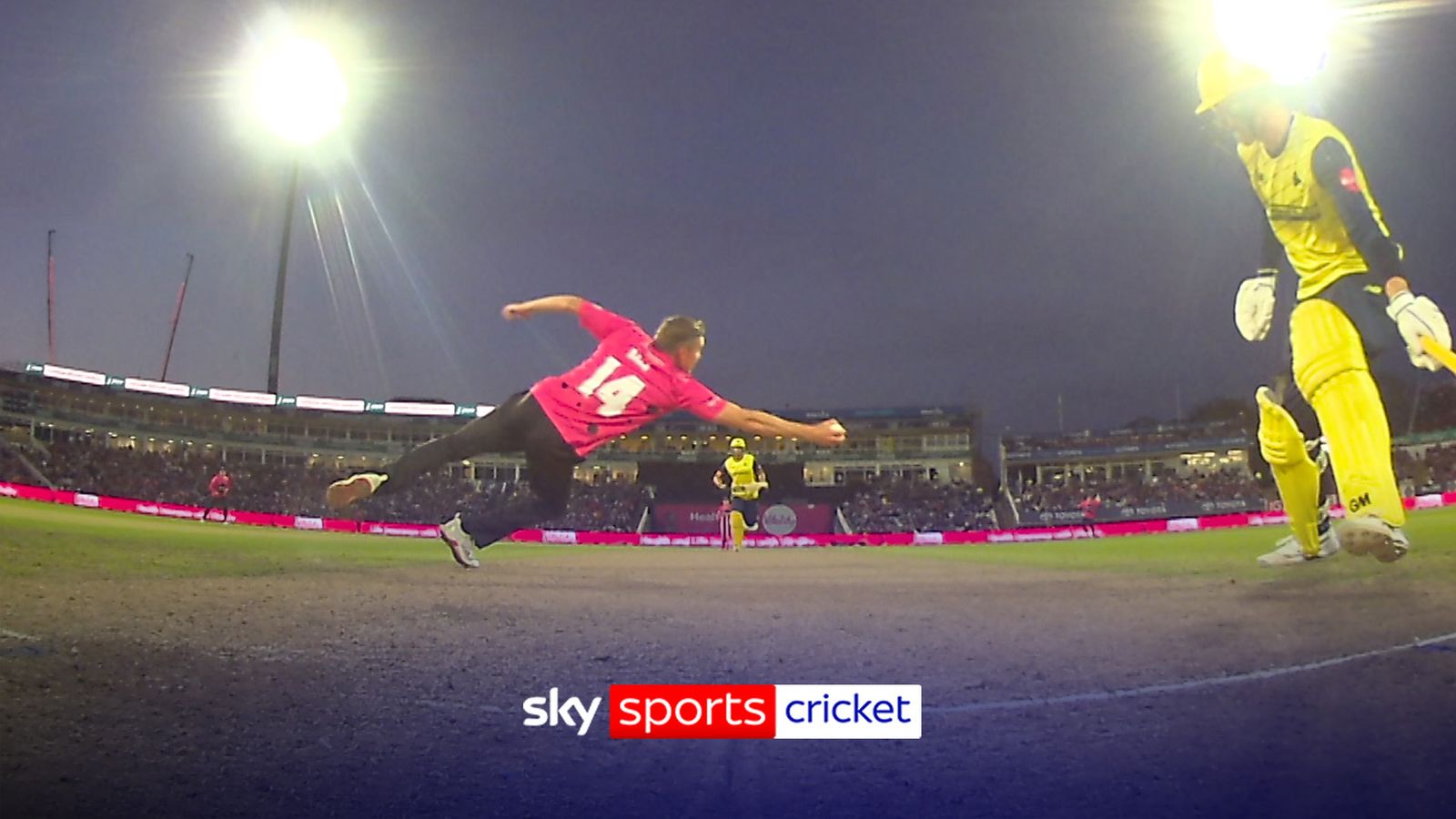 https://e0.365dm.com/25/09/1600x900/skysports-jake-ball-t20_7019684.jpg?20250913195351