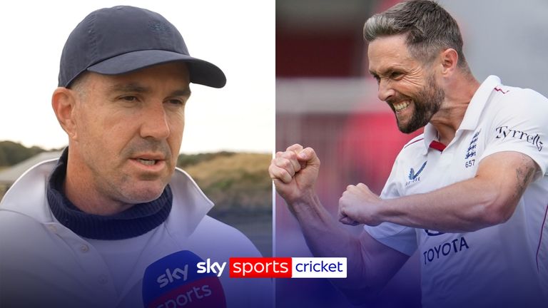 Kevin Pietersen saúda Chris Woakes após a aposentadoria da Inglaterra