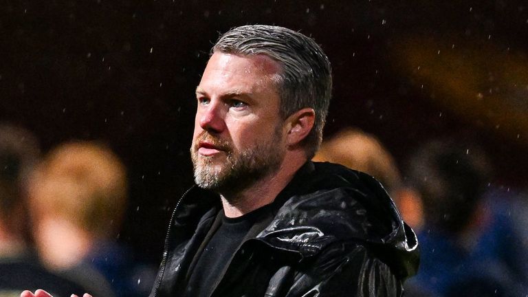 Motherwell, Escócia - 27 de setembro: O gerente da Aberdeen, Jimmy Thelin, aplaude os fãs em período integral durante uma partida de Premiership de William Hill entre Motherwell e Aberdeen no Fir Park Stadium, em 27 de setembro de 2025, em Motherwell, Escócia. (Foto do grupo Rob Casey / SNS)