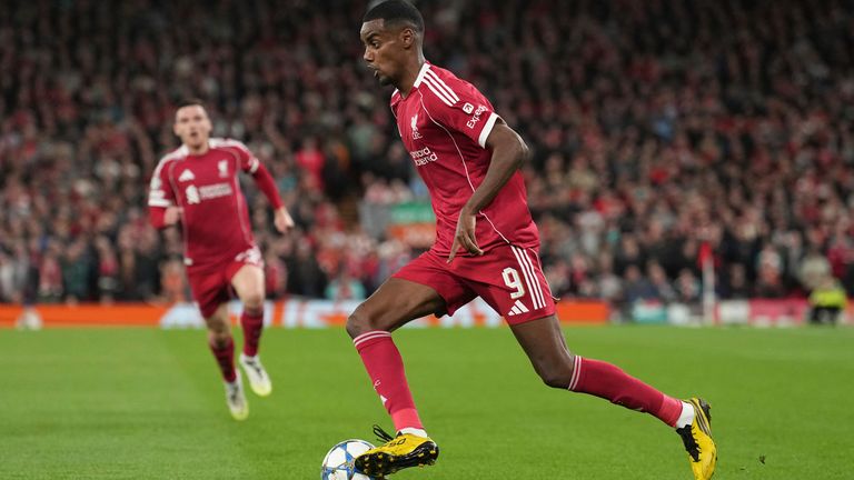 Liverpool'dan Alexander Isak, Anfield'deki Atletico Madrid'e karşı Şampiyonlar Ligi maçında topu kontrol ediyor