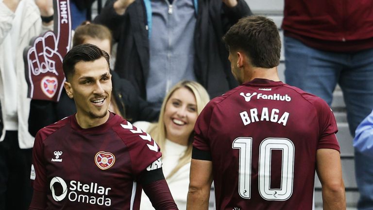Edimburgo, Scozia - 27 settembre: Hearts Alexandros Kyziridis celebra dopo aver segnato per arrivare 1-0 durante una partita di William Hill Premiership tra il cuore di Midlothian e Falkirk a Tynecatle Park il 27 settembre 2025, a Edimburgo, in Scozia. (Foto del gruppo Mark Scates / SNS)