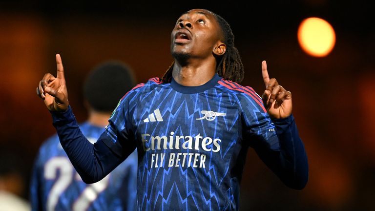 Eberechi Eze comemora depois de colocar o Arsenal à frente contra Port Vale na Copa Carabao