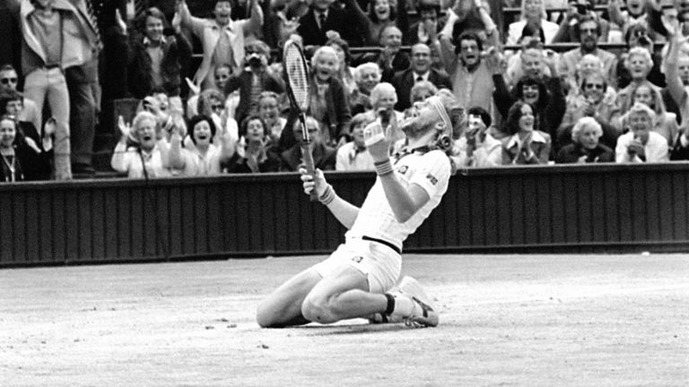 Bjorn Bjorn della Svezia si affonda in ginocchio sul campo centrale a Wimbledon quando ha vinto il suo quinto titolo per singoli maschili con una thrillin