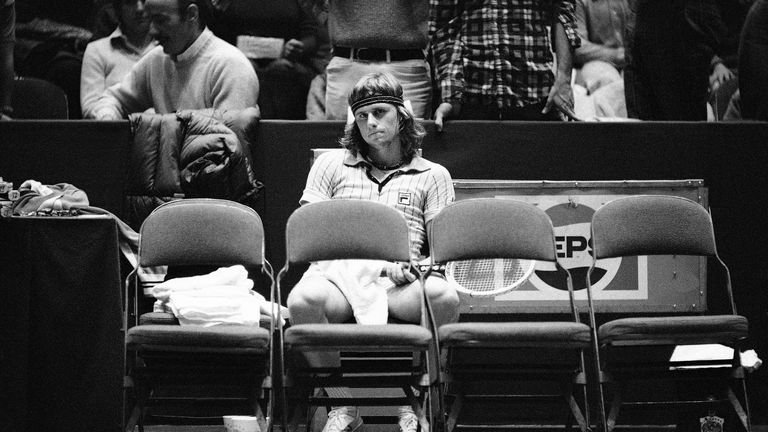 Bjorn Borg di Svezia si trova dietro le sedie vuote in deiezione dopo aver perso 7-6, 6-4, 6-0 contro Jimmy Connors nella partita finale del Pro Indoor 