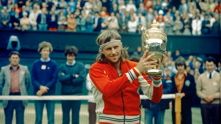 La stella del tennis svedese Bjorn Borg è vista a Wimbledon con il suo trofeo, 1978. (Foto AP)