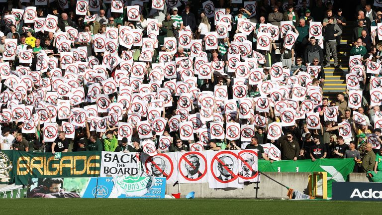 Celtic fans protested against the painting before the start of Verlion