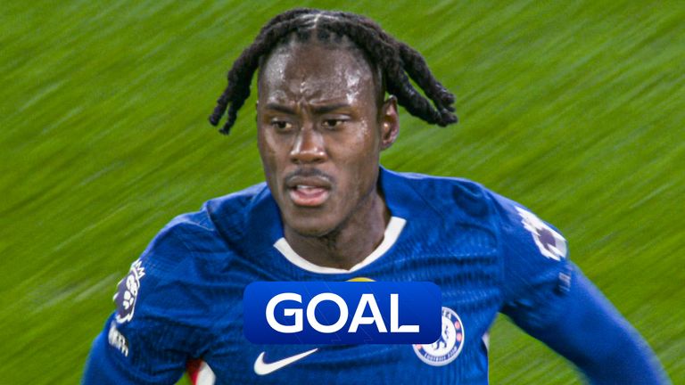 Chelsea pull a goal back.
