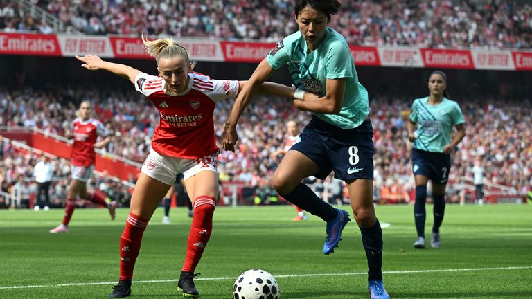 Saki Kumagai de London City Lionasas posee a Chloe Kelly desde el Arsenal.