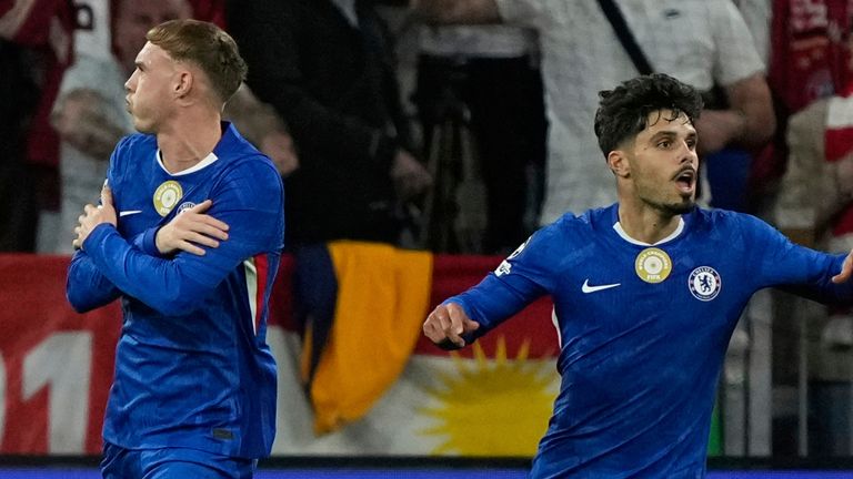 Chelsea'den Cole Palmer, Chelsea için bir gol attıktan sonra kutluyor