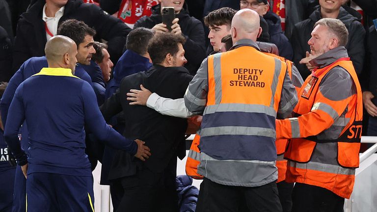 Diego Simeone è in conflitto con un fan di Liverpool alla fine della partita