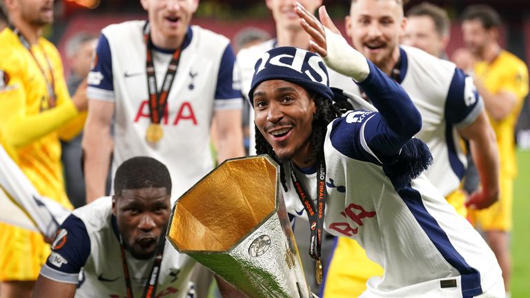 Tottenham Hotspur ganó el trofeo en la final de la UEFA Europa League en el Estadio de San Mames en Bilbao, España.
