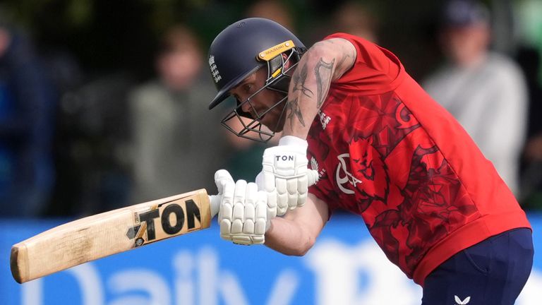 İngiltere'nin Phil Salt ilk T20I'da İrlanda'ya Karşı Vuruşuyor