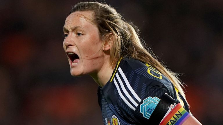 Erin Cuthbert es una Escocia internacional. 