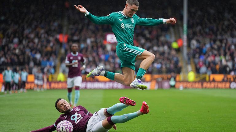 Liverpool's Florian Wirtz evades a tackle by Burnley's Quilindschy Hartman (AP Photo/Jon Super)
