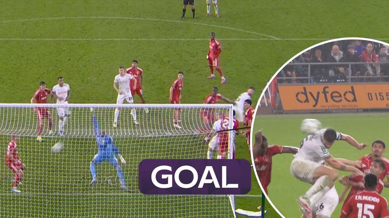 Kaptan Cameron Burgess, Nottingham Forest'a karşı Carabao Kupası üçüncü turunda Swansea için bir gol atmak için bir köşeden eve döndü.
