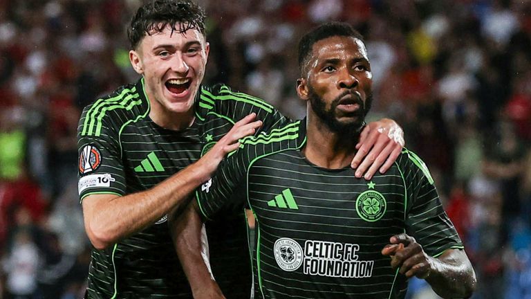 Kelechi Iheanacho, do Celtic, comemora a pontuação para fazer o 1-0 com Colby Donovan durante uma partida da UEFA Europa League contra o FK Crvena Zvezda