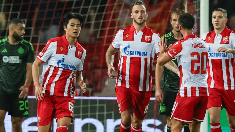 Marko Arnautovic (centro), de Crvena Zvezda, celebra a pontuação para fazer o 1-1 durante uma partida da UEFA Europa League contra o Celtic