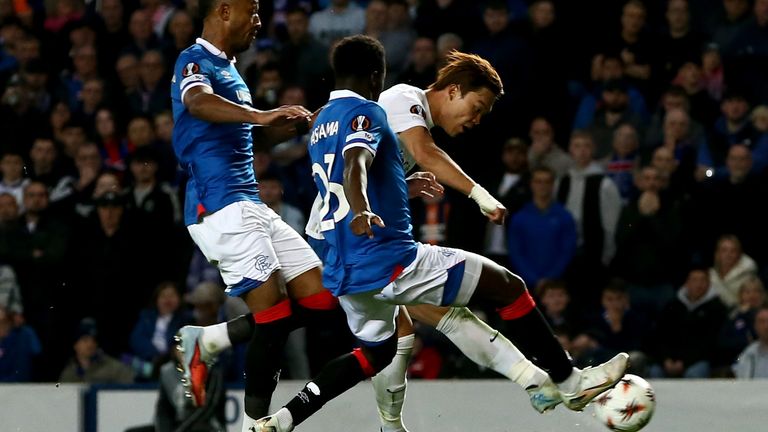OH Hyeon-Gyu de Genk anota un gol contra los Rangers en la Europa League en Ibrox