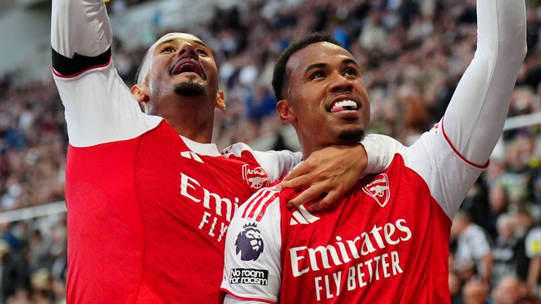 Gabriel de Arsenal celebra el objetivo de ganar su partido contra su compañero de equipo William Saliba