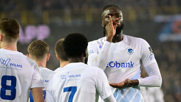 Tolu Arkodare de Genk celebra después de los puntajes con Club Bruggs.