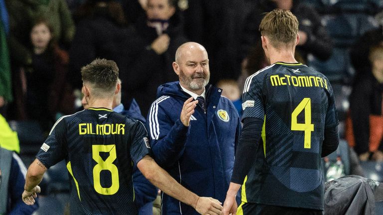 Glasgow, Escocia - 15 de noviembre: el gerente de Escocia Steve Clarke (centro) entrenador con Billy Gilmour y Scott McTominay a tiempo completo durante la liga de la UEFA Nations League 2024/25 en el Grupo A1 entre Escocia y Croacia en Hampden Park, el 15 de noviembre de 2024, en Glasgow, en Escocia. (Foto del grupo Craig Foy / SNS)