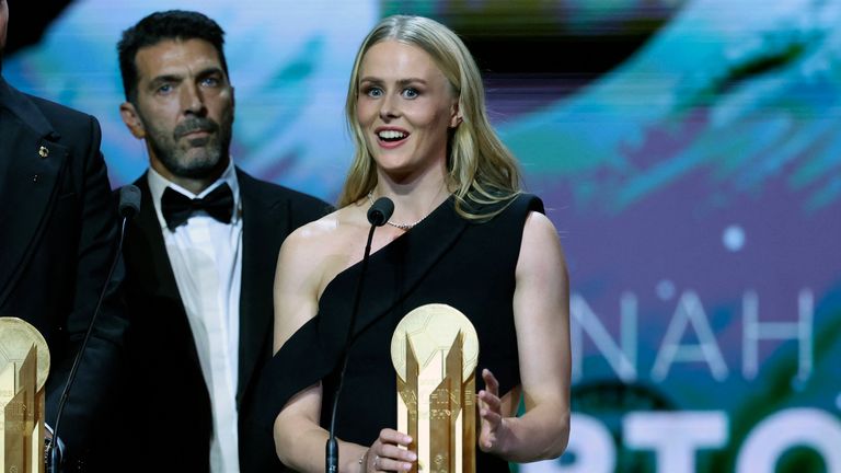 El portero de Inglaterra, Hannah Hampton, habló junto al portero de Italia Gianluigi Donarumma (L), ambos después de recibir el Trofeo Yashin a los mejores porteros durante el Premio de Fútbol Francés de 2025.