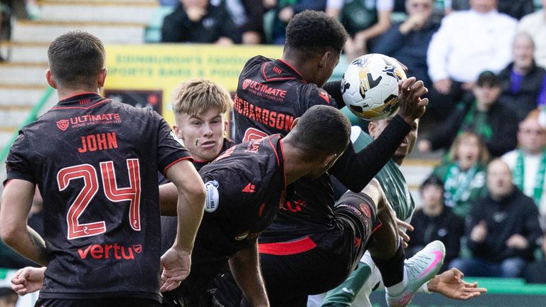 EDINBURGH, SCOTLAND - AUGUST 31: The ball appears to strike St. Mirren's Jayden Richardson on the hand during a William Hill Premiership match between Hibernian and St. Mirren at Easter Road, on August 31, 2025, in Edinburgh, Scotland. (Photo by Mark Scates / SNS Group)