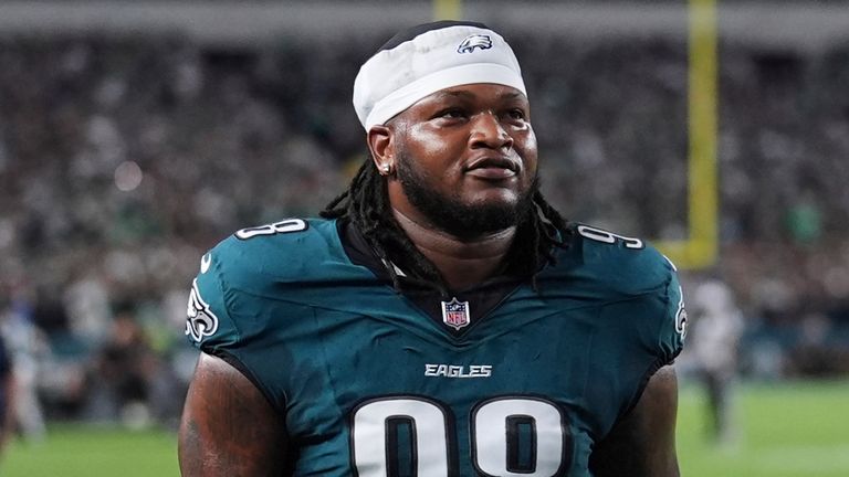 El ataque defensivo de Filadelfia Eagles Jalen Carter deja el campo después de ser descalificado por escupir en Dak Prescott 