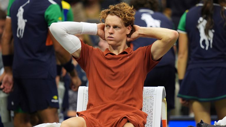 Jannik Sinner, de Italia, se encuentra entre los sets durante la final masculina del Campeonato de Tenis de los Estados Unidos contra Carlos Alcaraz, de S