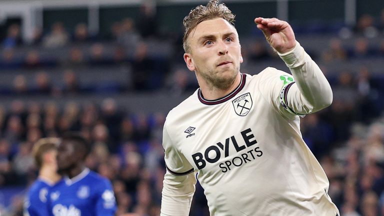 Jarrod Bowen celebrates equalising for West Ham at Everton