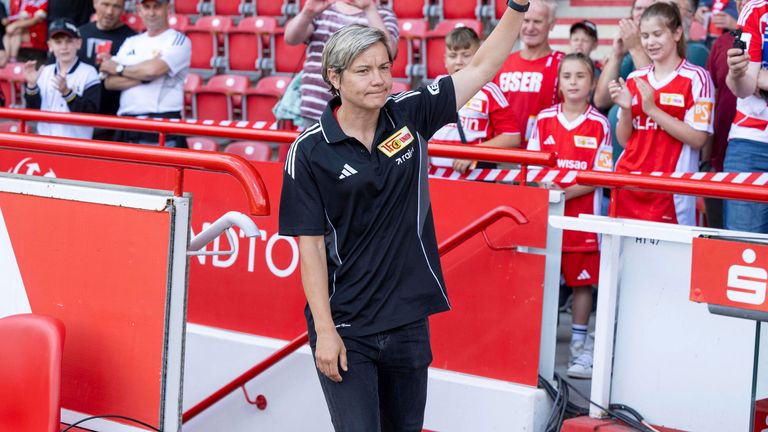 Jennifer Zietz da la bienvenida a los seguidores en la amabilidad antes de la temporada entre Union Berlin y Real Madrid